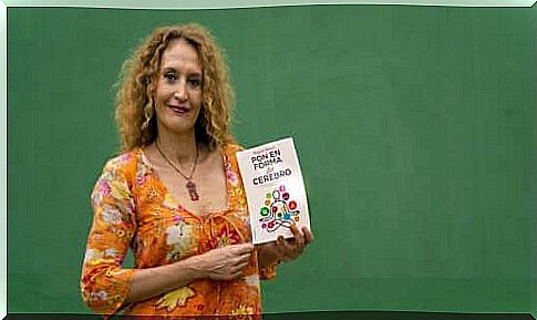 Raquel Marin with book about the relationship between the brain and the stomach