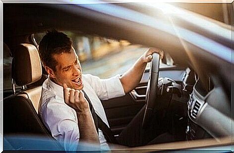 A man sings in his car and shows that actually singing makes us happier