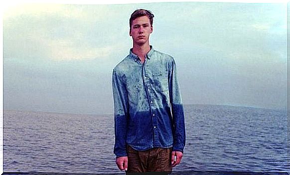 Man in front of sea merges with the horizon