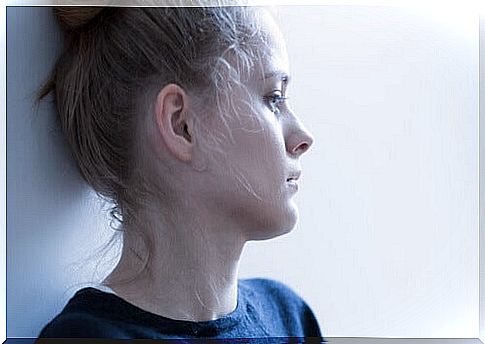 Young girl leaning against wall