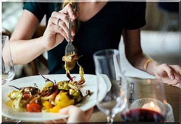 Woman eating lunch