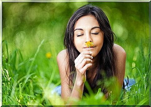 Woman who smells of flower manages to live in the now