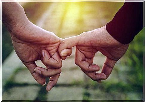 Couples hold hands and enjoy being able to tolerate shortcomings